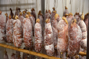 sechoir saucissons 300x200 Foire au Porc